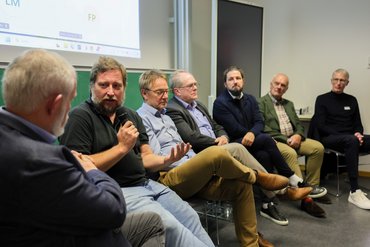 Auf dem Podium (v.l.n.r.): Prof. Dr. Heinrich Greving, katho; Christian Oberteicher, Geschäftsführer Architekturbüro DBCO Münster; Jörg Barlsen, Geschäftsführer der FSP gGmbH Münster; Michael Wedershoven, Abteilungsleiter LWL Inklusionsamt Arbeit; Stefan Herrmann, Geschäftsführer SelMA Bildung & Perspektiven Münster; Franz Wolfmayr, Zentrum für Sozialwirtschaft in Graz; Stephan Steingröver, Leiter Bildung und Teilhabe des Vereins Lernen fördern, Steinfurt