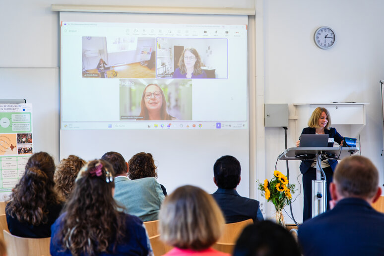 Prof.in Dr.in Marion Gerards und Annett Giercke-Ungermann stellen das Projekt „WeJump“ vor.