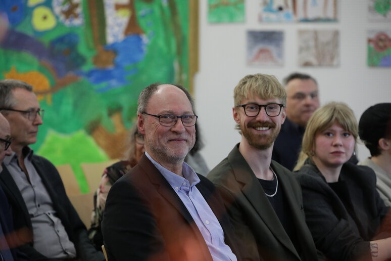 Jörg Baur und Sohn schauen in die Kamera