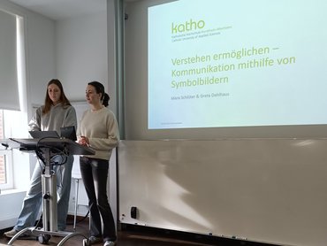 Zwei Studierende stehen am Pult im Seminarraum.