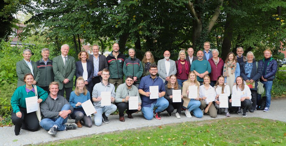 Die neuen Waldpädagog_innen mit Dozierenden und Festgästen