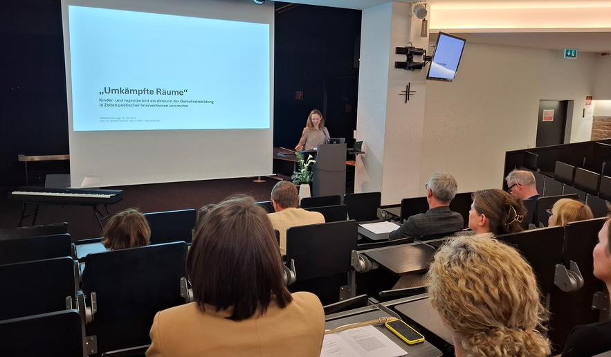 Prof.in Dr. Jennifer Hübner bei ihrem Antrittsvortrag