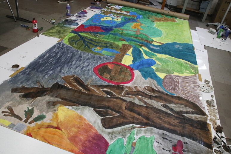 Auf dem Boden liegend wurde ein buntes Bild erstellt.