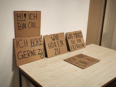 Beschriftete Pappschilder auf Tisch