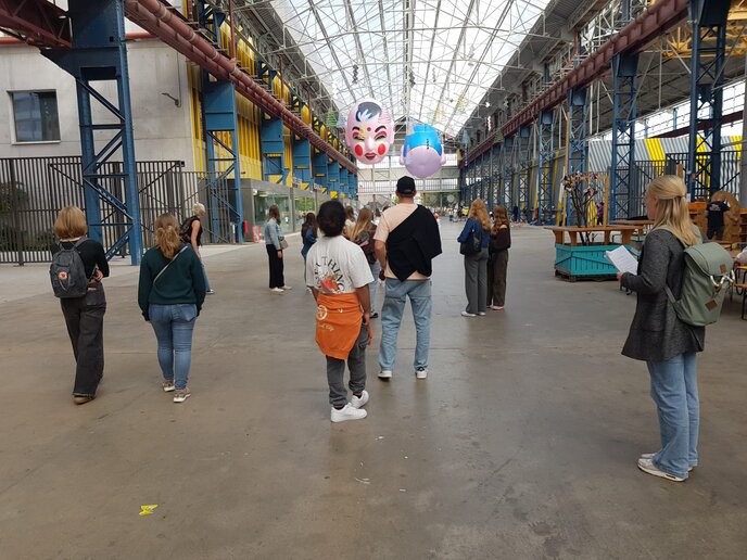 Exkursionsteilnehmende erkunden Lille. 