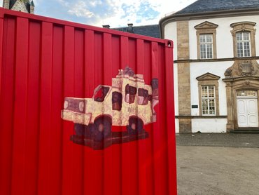 Eine Illustration des Künstlers Peterson Kamwathi auf dem roten Kunstcontainer 