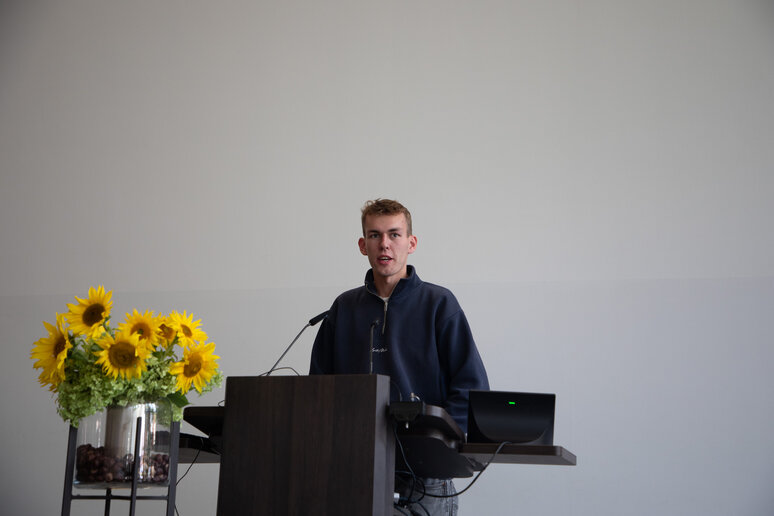 Nils Böcker begrüßt die neuen Studierenden im Namen von AStA und StuPa