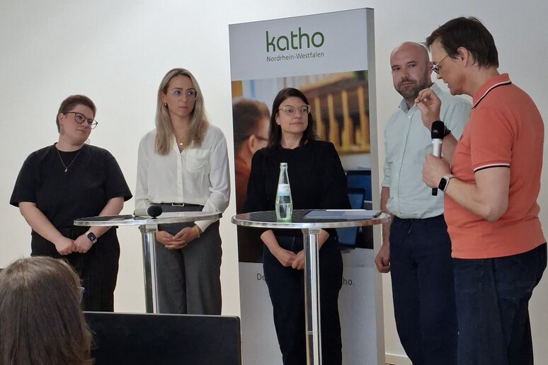 Beitrag ehemaliger Studierender: Miriam Brenke, Alica Steup, Jana Weyrich und Tobias Tirtey mit Moderation von Prof. Dr. Roland Brühe (v.l.n.r.)