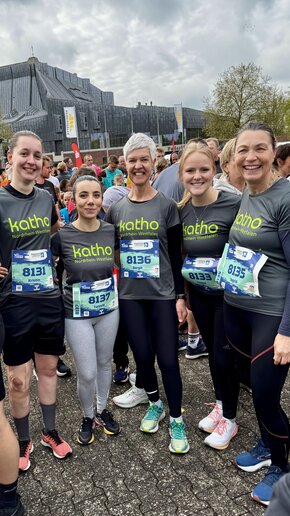 Fünf Läuferinnen des katho-Teams vor dem Start des 5 km Laufs.