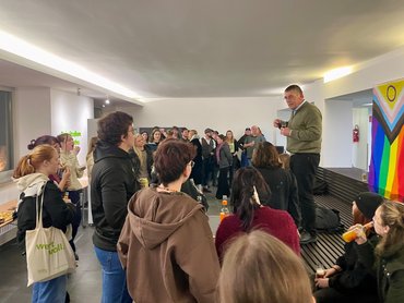 Studierende und Lehrende werden durch den Prodekan Prof. Dr. Jox begrüßt.