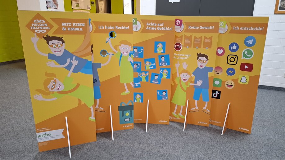 Der Kinderschutz-Parcours „Heldentraining mit Finn und Emma“ steht im Raum.