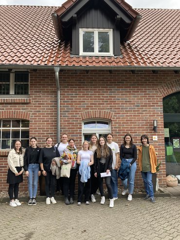 Studierende des zweiten Semesters des Bachelorstudiengangs Kindheitspädagogik (B.A.) in der Regenbogen Wald und Wiesen Kita in Salzkotten-Thüle.