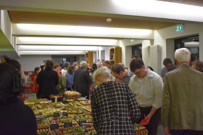 Die Cafeteria der Hochschule mit Buffet, viele Menschen drumherum