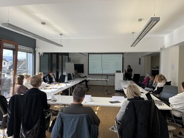 Prof.in Dr. Schmidt steht vor den Teilnehmen_den und stellt das Thema der Veranstaltung vor.