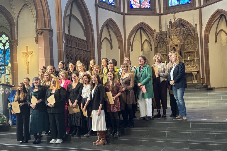 Gruppenfoto der Absolvent_innen des Studiengangs B.A. Hebammenkunde