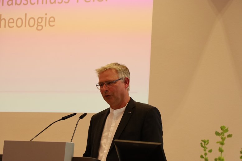der stellvertretende Landrat Jörg Schlueter am Redepult