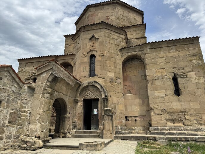 Ein alte Kirche in Georgien. Der Himmel ist grau.
