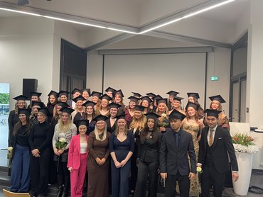 Alle stehen gemeinsam auf der Bühne 