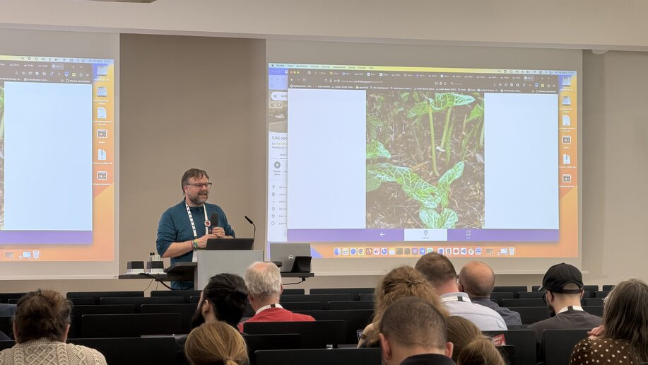 Marko Glaubitz von der Universität Freiburg (Beiratsvorsitzender) spricht vor Publikum.