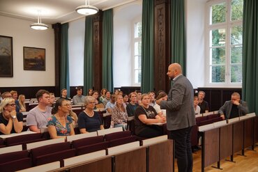 Begrüßung durch Rektor Langenfeld im Hörsaal der ThF.
