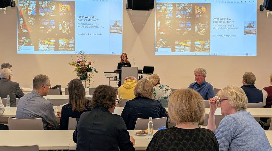 LfbA Jennifer Jung moderiert rund um den Vortrag.