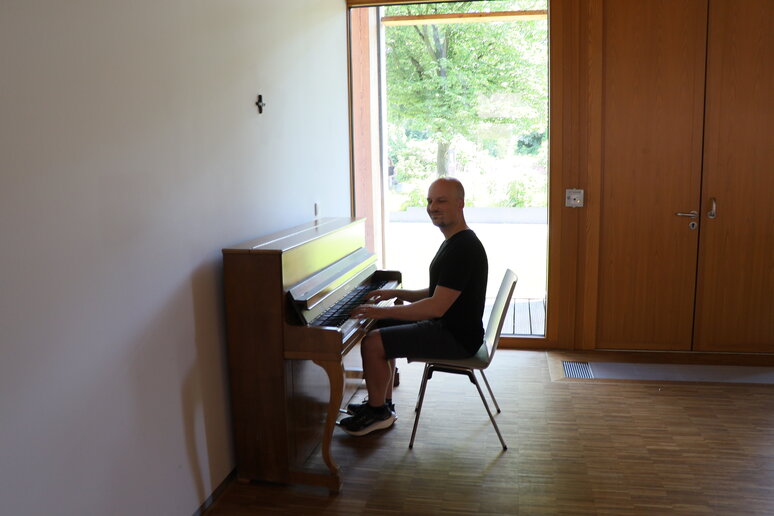 Jonas Hillebrandt spielt Klavier.