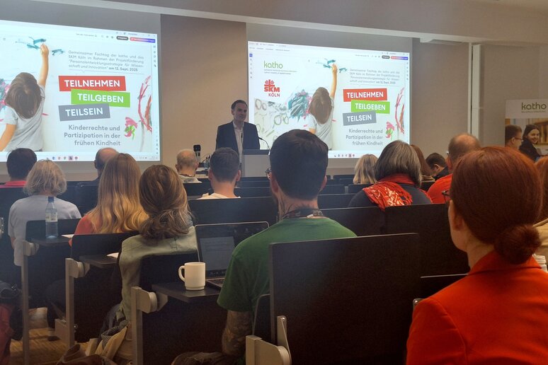 Eduard Anselm (Projektkoordinator „FH Personal“) steht am Rednerpult im Audimax und spricht.