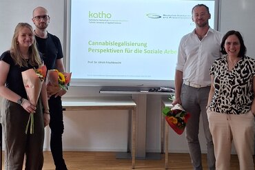 Die Referent_innen Ronja Braun (M.Sc.), Thomas Szynkiewicz (M.A.) und Prof. Dr. Ulrich Frischknecht (v.l.) und Prodekanin und Alumni-Beauftragte Prof.in Dr.in Birgitta Sträter (r.)