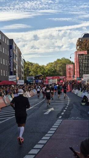 Marathon-Läufer beim Straßenlauf.