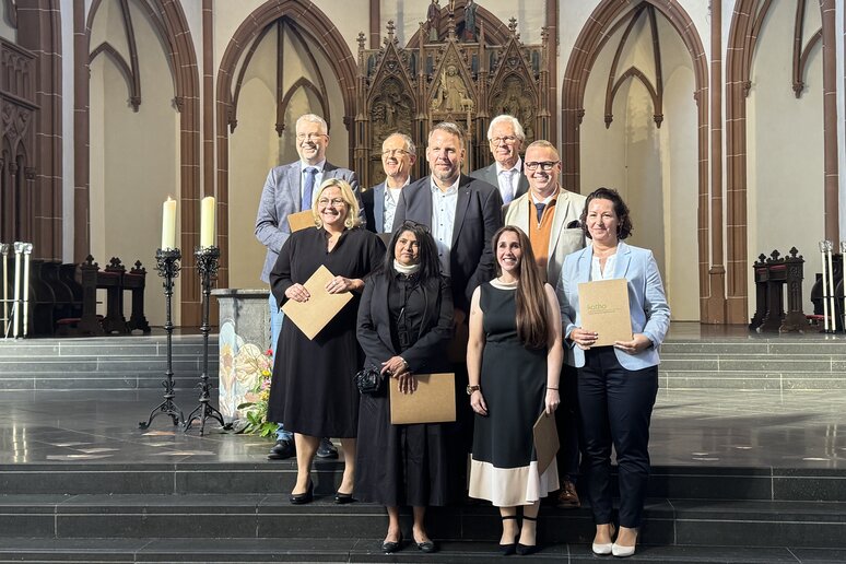 Gruppenfoto der Absolvent_innen des Studiengangs M.A. Schulleitungsmanagement