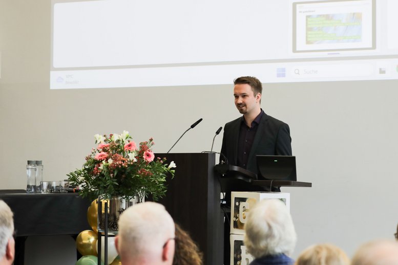 Der Preisträger für die beste Masterthesis Soziale Arbeit bedankt sich.