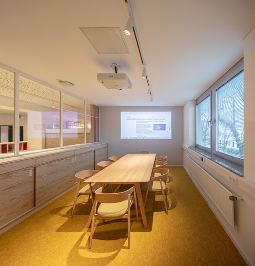 Der separate Gruppenarbeitsraum bietet Platz für acht Personen und kann vorab von Studierenden oder Beschäftigten gebucht werden.