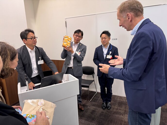 Kanzler Bernward Robrecht überreicht im Adachi Ward Council Centre in Tokyo Gastgeschenke.