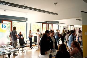 Die angehenden Studierenden informieren sich bei den Praxisvertreter_innen.