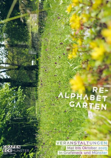 Auf dem Bild sieht man ein Bild von einer Wiese mit verschiedenfarbigen Blumen. Diese sind auf einen Flyer für den Re-Alpahbetgarten abgedruckt.