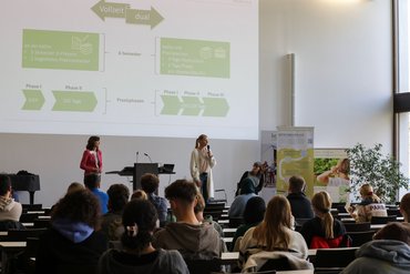Verwaltungsleiterin Claudia Prelle, Prof.in Dr. Eva Stuckstätte und Prof.in Dr. Sabine Schäper informieren im Hörsaal über die Studiengänge der katho am Standort Münster