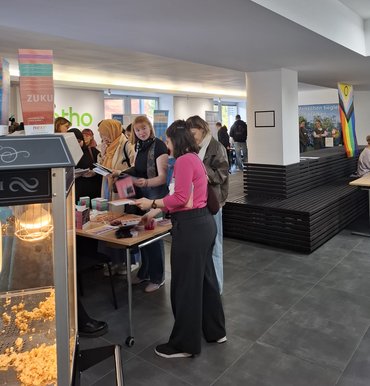 Studierende informieren sich bei den unterschiedlichen Ständen.