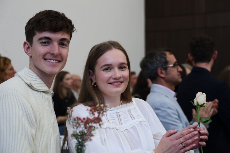 Glückliche Gesichter von Absolvent_innen.