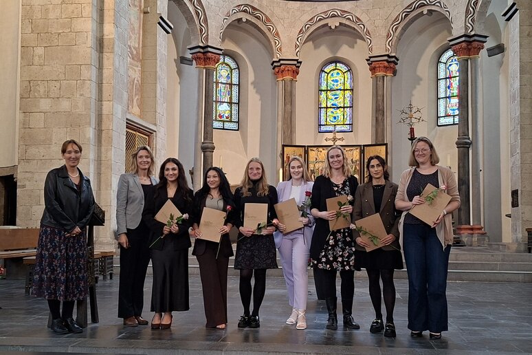 Gruppenfoto der Absolvent_innen des Studiengangs Bachelor angewandte Pflegewissenschaften
