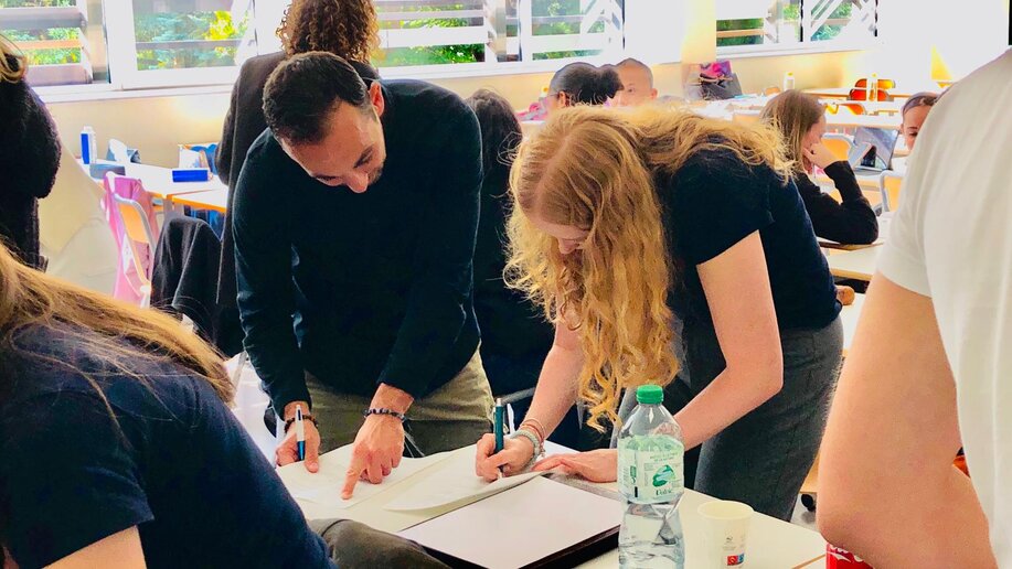 Zu sehen sind deutsche und französische Studierende während der Seminararbeit.