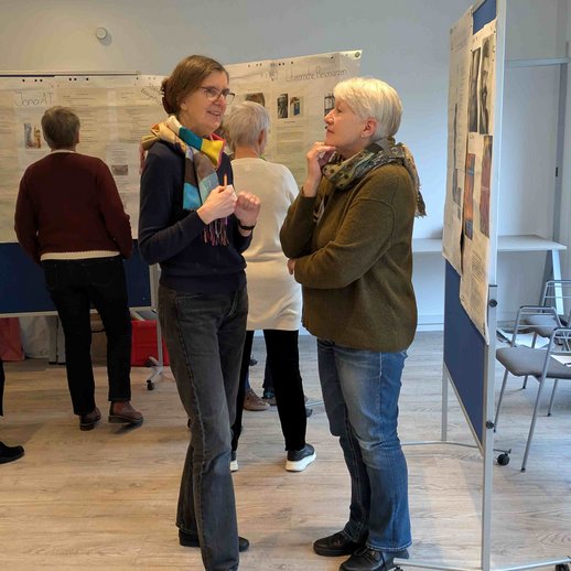 Prof.in Dr.in Christine Funk vom Deutschen Institut für Community Organizing der Katholischen Hochschule für Sozialwesen Berlin und Mitglied des Projektteams im Gespräch mit einer Teilnehmenden zum Thema „Prophetie“ beim Auftakttreffen.