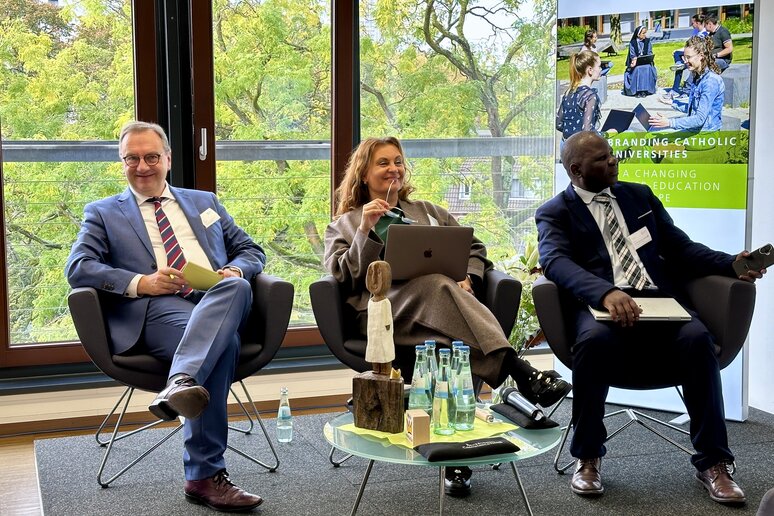 Podiumsdiskussion mit Prof. Dr. Markéta Rusnáková (Catholic University of Ruzomberok, Mitte) und Prof. Benny Munyaradzi Nyambo (Catholic University of Zimbabwe, links).