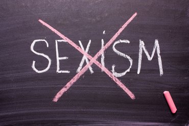 "Sexism" durchgestrichen auf einer Tafel