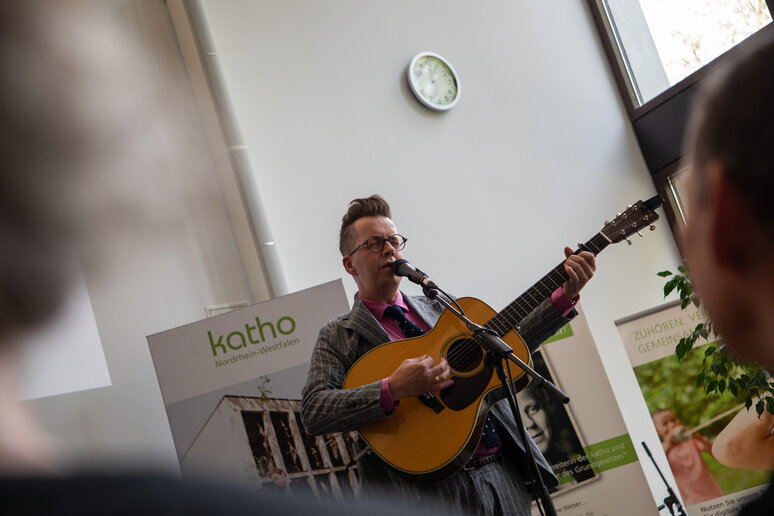 Prof. Dr. Sebastian Laukötter an der Gitarre.