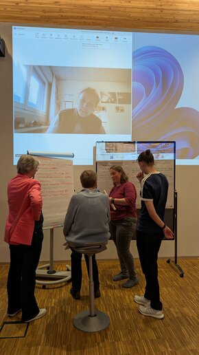 Studierende des Qualitätszirkels in Präsenz und digital