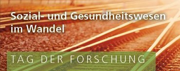 Bahnschienen in einem rötlichen Licht. Mit weißer Schrift: "Sozial- und Gesundheitswesen im Wandel". Ein transparent grünes Banner mit weißer Schrift: "Tag der Forschung, 9.Oktober 2025, 11-16 Uhr in Köln".Das weiße katho Logo ist oben rechts im Bild.