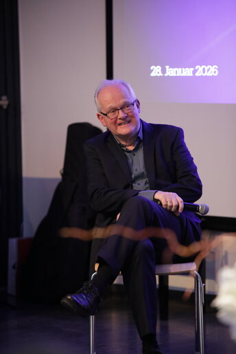 Christof Stock sitzt als Kandidat auf der Bühne