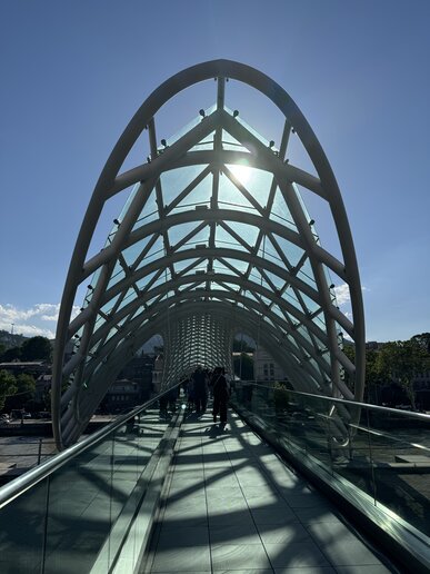 Die Friedensbrücke in Tiflis.