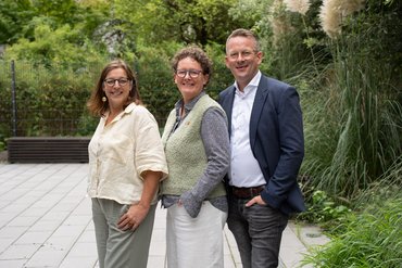 Das neue Dekanatsteam, bestehend aus Prof.in Dr.in Dorothee Lebeda, Prof.in Dr.in Sabine Hartmann-Dörpinghaus und Prof. Dr. Oliver Tiemann, steht nebeneinander und blickt in die Kamera.