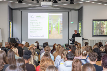 Prof. Dr. Martin Spetsmann-Kunkel hält Begrüßungsrede vor Erstis in der Aula